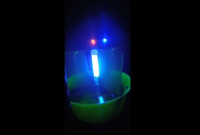 茄子视频在线免费观看夜间工作发出是蓝紫光